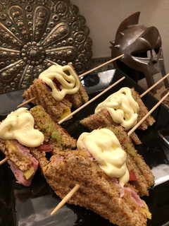 Una foto de Sándwich de jamón, queso, tomate,🍅 guacamole y pasta de ajo🦀