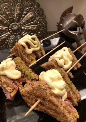 Una foto de Sándwich de jamón, queso, tomate,🍅 guacamole y pasta de ajo🦀