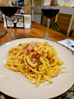 Una foto de Espagueti carbonara tradicional