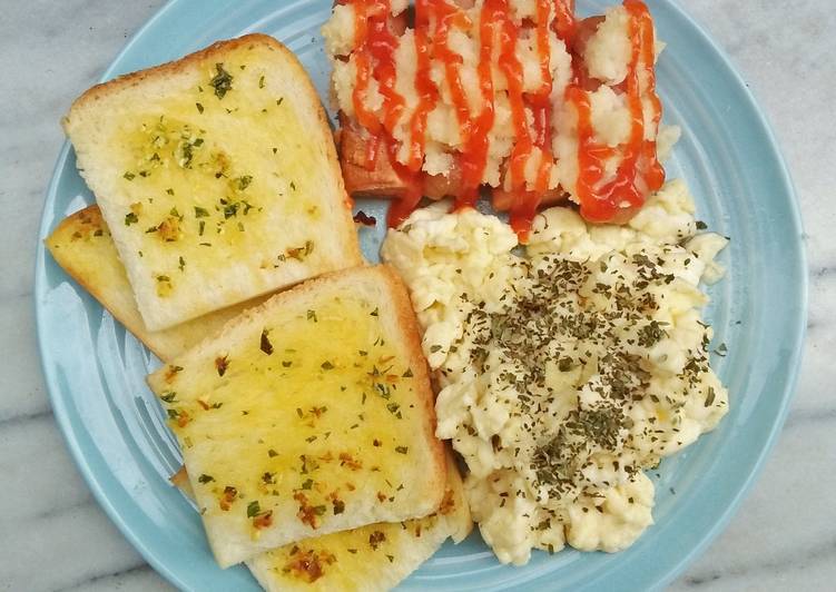 Breakfast Menu : Garlic Bread Srumble Egg Sosis Mozarela KW