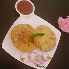 A picture of Pyaaz ki Kachori.