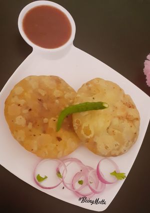 A picture of Pyaaz ki Kachori.