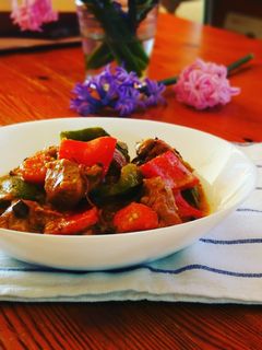 Una foto de Carne de cerdo en tacos en salsa al vino blanco