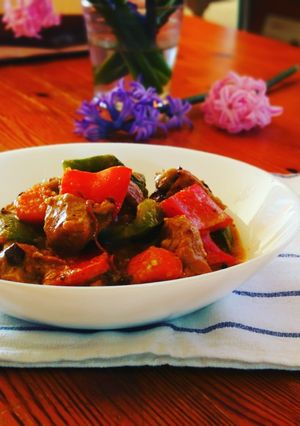 Una foto de Carne de cerdo en tacos en salsa al vino blanco