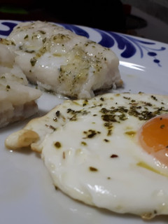 Una foto de Lomos de bacalao y huevo a las especias