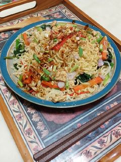 印尼辣味炒麵&鹹蛋黃方塊酥 的食譜成品照片