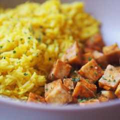 Una foto de Tofu crujiente con arroz al curry