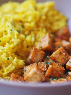Una foto de Tofu crujiente con arroz al curry