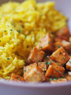 Una foto de Tofu crujiente con arroz al curry