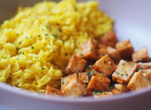 Foto principal de Tofu crujiente con arroz al curry
