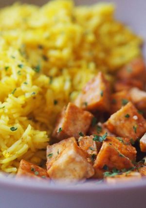 Una foto de Tofu crujiente con arroz al curry