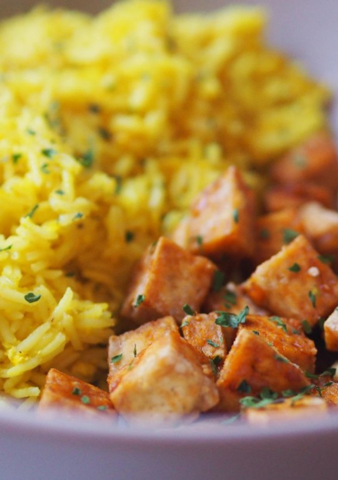 Una foto de Tofu crujiente con arroz al curry