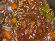 Una foto de tallarines con salsa y tuco
