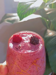 صورة لوصفة سموثي توت وفراولة 🫐🍓