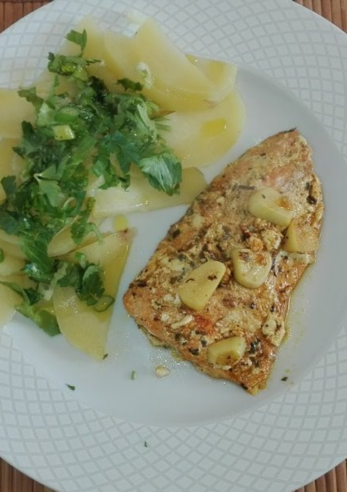 Una foto de Salmón con especias y ajo