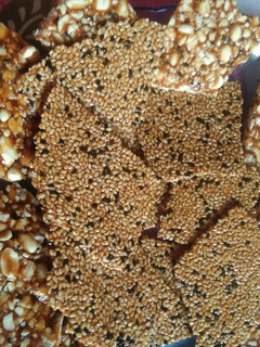 तीळ शेंगदाणा चिक्की (til shengdana chikki recipe in marathi) रेसिपी चे मुख्य फोटो