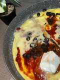 بيتزا البيض بصوص البيتزا والزيتون