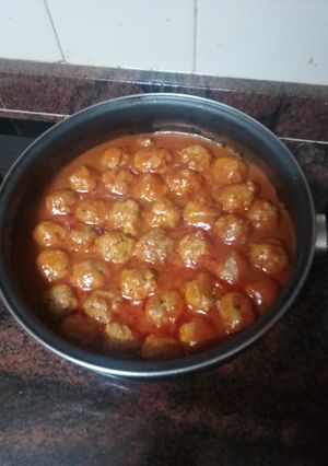 Foto principal de Albóndigas mixtas en salsa con pasta al ajillo