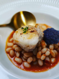 Una foto de Fessolets con rape y brócoli morado