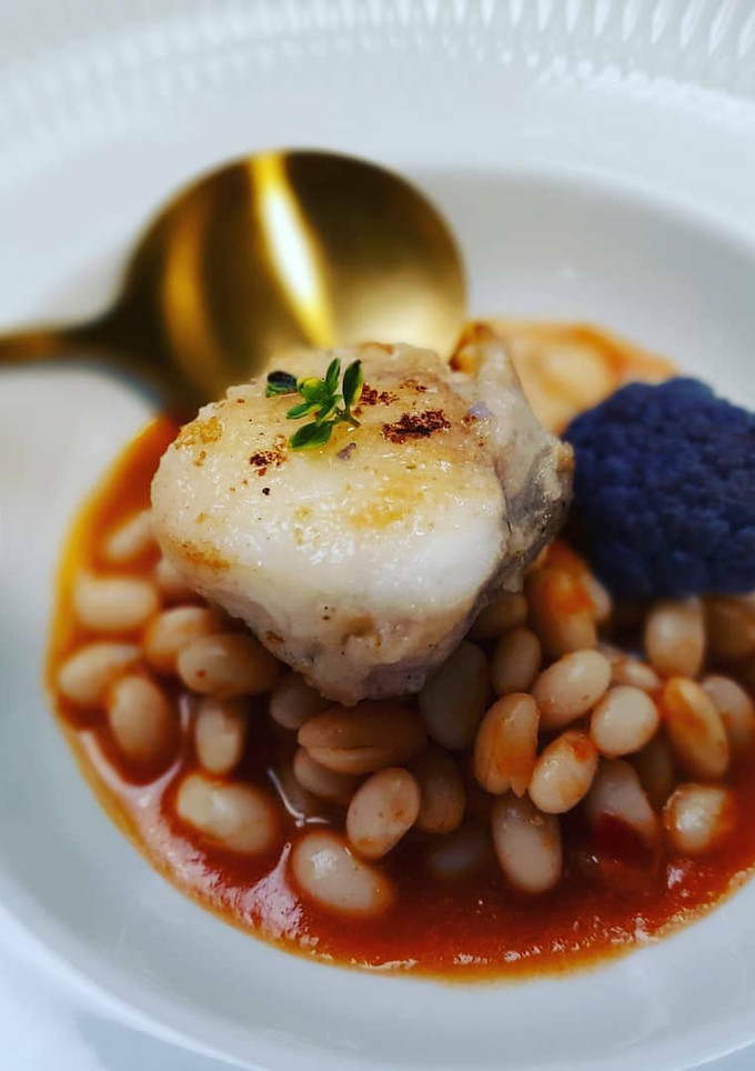 Una foto de Fessolets con rape y brócoli morado