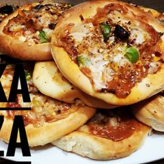 A picture of Person Tikka pizza.