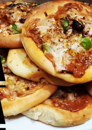 A picture of Person Tikka pizza.