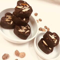 A picture of Almond mini heart chocolate.