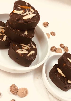 A picture of Almond mini heart chocolate.