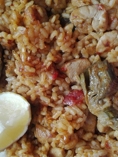Una foto de Arroz con pollo y alcachofas