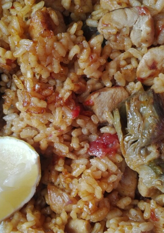 Una foto de Arroz con pollo y alcachofas