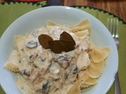 Una foto de pasta con atún y champiñones