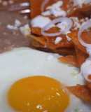 Chilaquiles Rojos Rancheros Con Huevos Estrellados