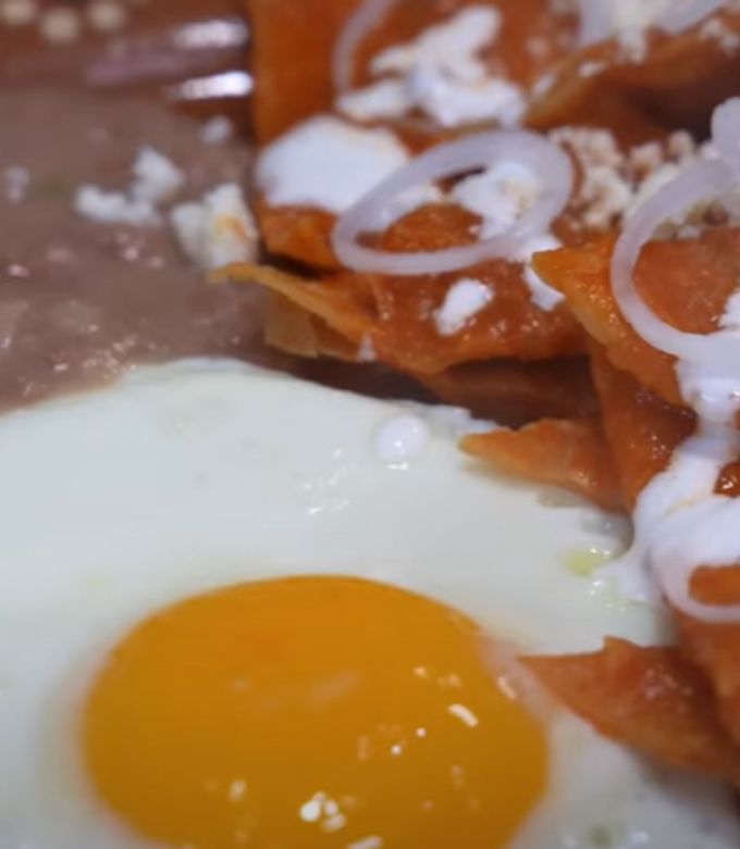 Una foto de Chilaquiles Rojos Rancheros Con Huevos Estrellados