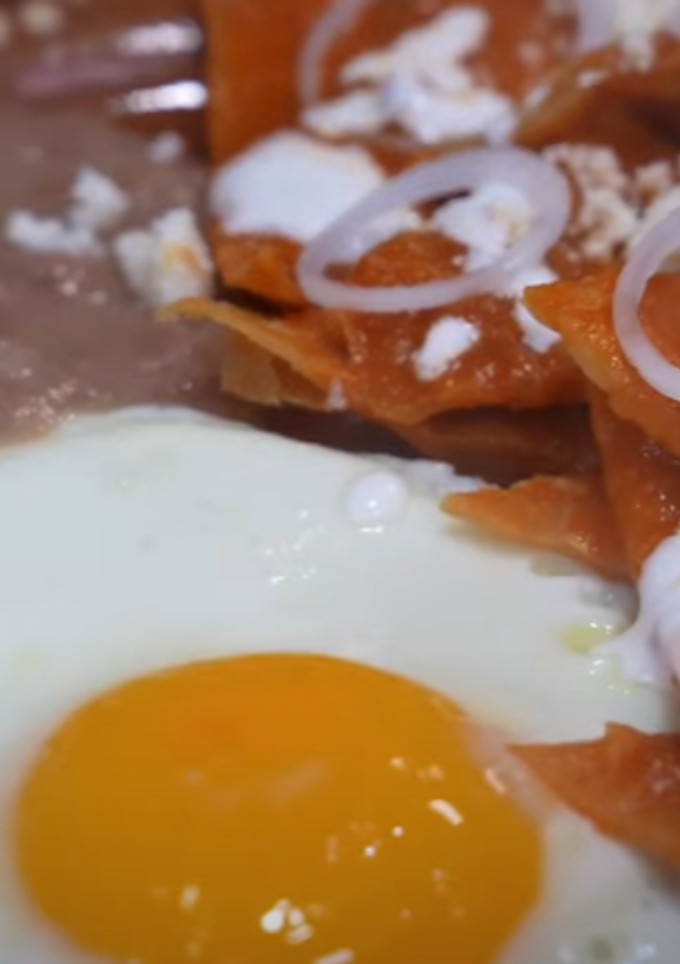 Una foto de Chilaquiles Rojos Rancheros Con Huevos Estrellados
