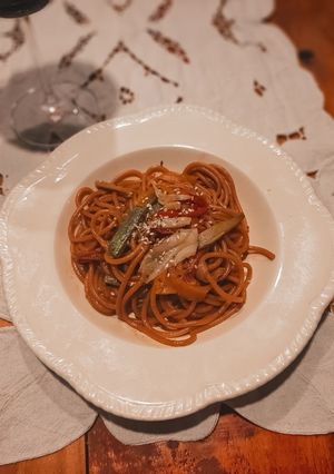 Una foto de Tallarines de morrón con vegetales salteados