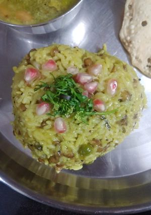 मसुराची खिचडी (massorachi khichdi recipe in marathi) रेसिपी चे मुख्य फोटो 