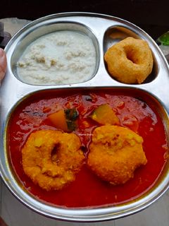 होटल स्टाइल मेदू वड़ा(hotel style medu vada recipe in hindi) रेसिपी मुख्य फोटो