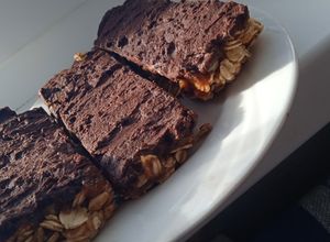 O poză a rețetei Batoane Snickers raw-vegane.