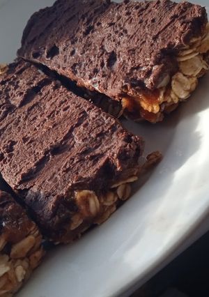 O poză a rețetei Batoane Snickers raw-vegane.