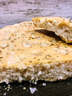 Una foto de Focaccia de romero y tomillo