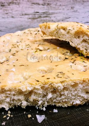 Una foto de Focaccia de romero y tomillo