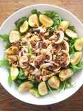 Insalata con fichi, acciughe e funghi champignon