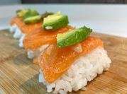 Una foto de sushi salmón