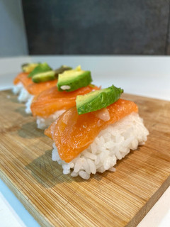 Una foto de Sushi casero- Nigiri de salmón 🍣