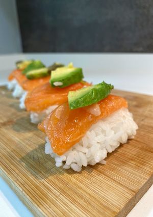 Una foto de Sushi casero- Nigiri de salmón 🍣