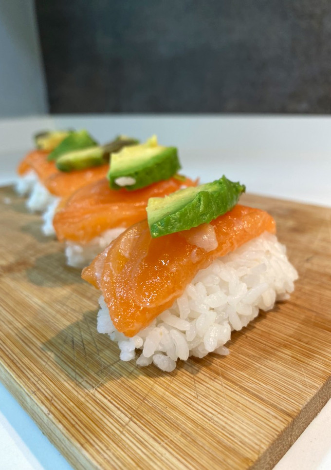 Una foto de Sushi casero- Nigiri de salmón 🍣