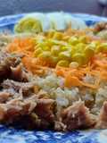 Ensalada de arroz yamaní con atún ahumado, zanahorias, choclo y huevo