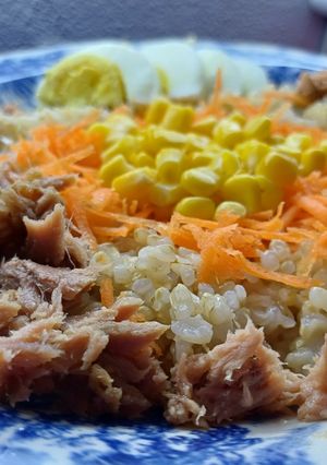 Una foto de Ensalada de arroz yamaní con atún ahumado, zanahorias, choclo y huevo