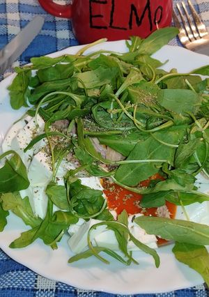 Una foto de Queso fresco con atún y tomate