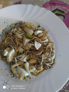Una foto de Gulas con ajos tiernos y champiñón